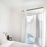 Apartment Modern Hideaway With Balcony *