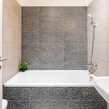 Modern Hideaway With Balcony * Budapesta