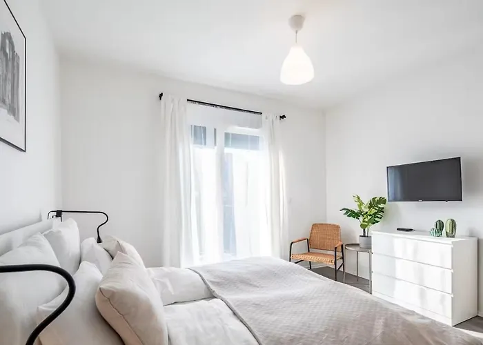 Modern Hideaway With Balcony