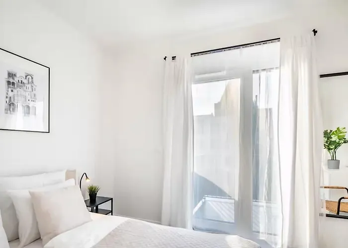 Apartment Modern Hideaway With Balcony *