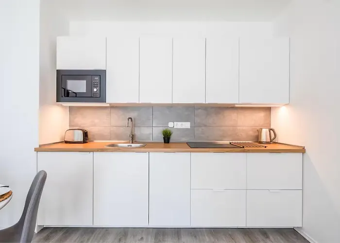 Modern Hideaway With Balcony *