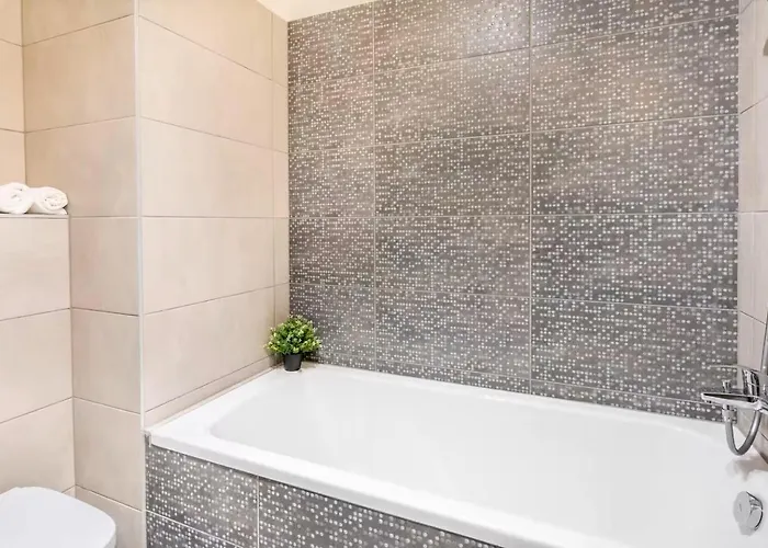 Modern Hideaway With Balcony *