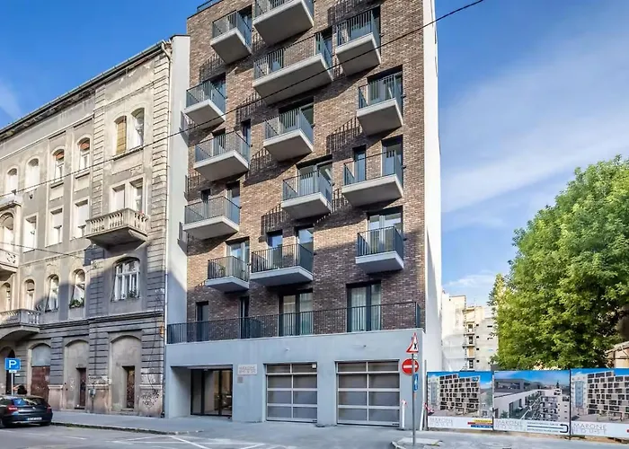 Modern Hideaway With Balcony Apartment *