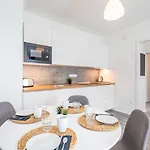 Appartement Modern Hideaway With Balcony *